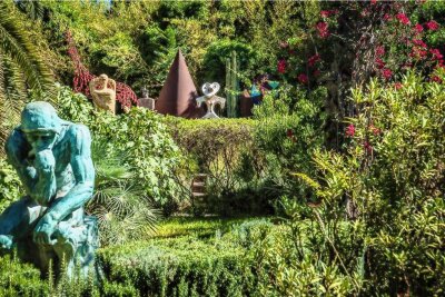 Der ideale Garten - "Der Denker", eine Kopie von Rodins Meisterwerk, ist von hohen Rosmarinbüschen umgeben.
