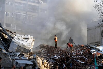 Der Iran ist nur ein Scheinriese - Rettungskräfte arbeiten an einem zerstörten Gebäude in Damaskus, das bei einem Luftangriff getroffen wurde.