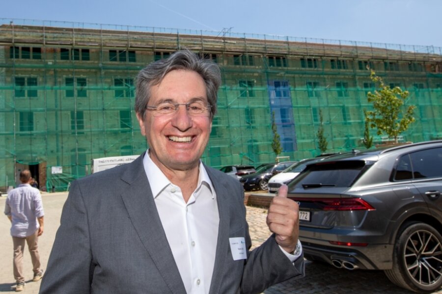 Daumen hoch für die erste Veranstaltung in der sich noch im Ausbau befindlichen Hempelschen Fabrik: Rainer Gläß, Chef von GK Software, sorgt für einen Hauch von Silicon Valley in der Plauener Elsteraue. 