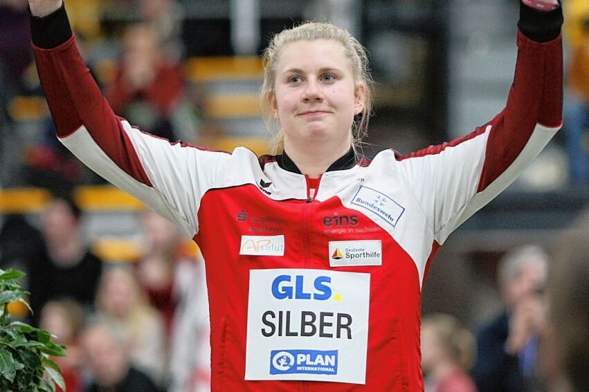 Der jüngsten Verletzung zum Trotz: Silber für LV-90-Starterin - Konnte nach ihrem starken Auftritt die Arme in die Höhe strecken: Katharina Maisch. Bei den Deutschen Leichtathletik-Hallenmeisterschaften in Dortmund holte sich die LV-90-Starterin die Silbermedaille. 