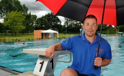 Im Regen begann gestern für Schwimmmeister Kevin Kempe und sechs "Frühschwimmer" der Tag im Mittweidaer Freibad. Am Nachmittag waren auch wieder fünf Leute zugleich im großen Becken.