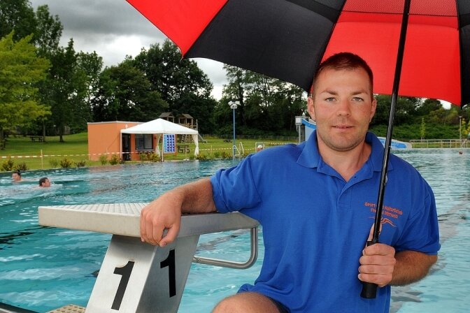 Im Regen begann gestern für Schwimmmeister Kevin Kempe und sechs "Frühschwimmer" der Tag im Mittweidaer Freibad. Am Nachmittag waren auch wieder fünf Leute zugleich im großen Becken.