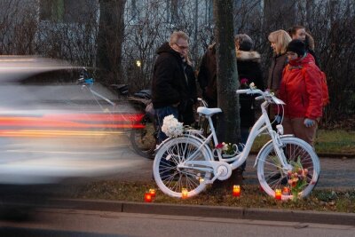 Der Kampf um den Verkehrsraum - Gedenken an getötete Radfahrer: Weiße Geisterräder gibt es mittlerweile in vielen deutschen Städten. Dieses hier wurde nach einem tödlichen Unfall in Dresden aufgestellt. 