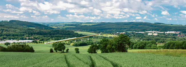 Der Kampf um die Riesenbrücke - Links Falkenau, rechts Flöha, in der Mitte eine große Brücke: Etwa so könnte es aussehen, wenn der zweite Streckenabschnitt der Ortsumfahrung der Bundesstraße 173 gebaut wird. Die Bauart der Brücke wurde in dieser Montage einer Visualisierung des Sächsischen Verkehrsministeriums nachempfunden.