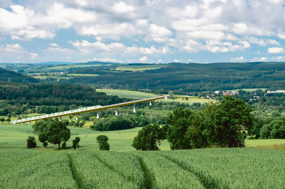 Der Kampf um die Riesenbrücke - Links Falkenau, rechts Flöha, in der Mitte eine große Brücke: Etwa so könnte es aussehen, wenn der zweite Streckenabschnitt der Ortsumfahrung der Bundesstraße 173 gebaut wird. Die Bauart der Brücke wurde in dieser Montage einer Visualisierung des Sächsischen Verkehrsministeriums nachempfunden.