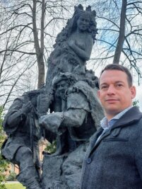 Der Kandidat, der als einziger nicht aus dem Stadtrat kommt - Andy Anders im Albertpark vor der Figurengruppe, die die Gründung von Schöneck symbolisiert. 