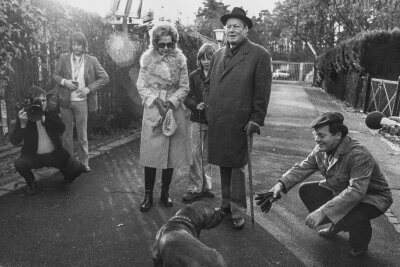 Der Kanzler und sein Spion: 50 Jahre Guillaume-Affäre - Bundeskanzler Willy Brandt und Familie werden beim Spaziergang von Günter Guillaume (r) begleitet.