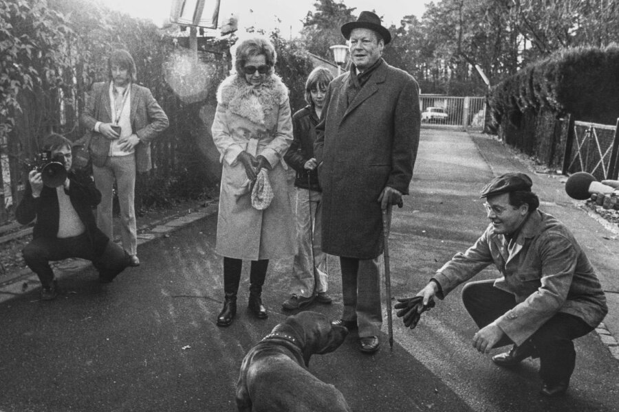 Der Kanzler und sein Spion: 50 Jahre Guillaume-Affäre - Bundeskanzler Willy Brandt und Familie werden beim Spaziergang von Günter Guillaume (r) begleitet.