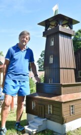 Der Kapellenbergturm mannshoch - Am Samstag wird in Schönberg ein Jubiläum gefeiert: 90 Jahre Kapellenbergturm. Aus diesem Anlass hat Walter Jerchel aus Hohendorf ein knapp zwei Meter hohes Modell gebaut und in seinem Garten aufgestellt.