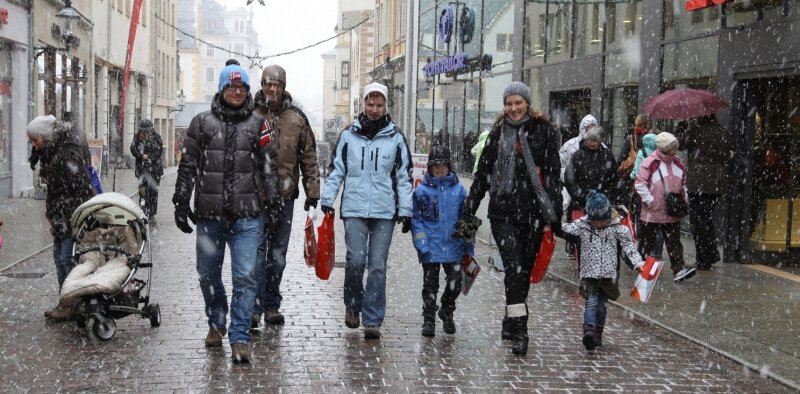 
              <p class="artikelinhalt">Der Schnee lockte am Sonntag noch einmal viele Menschen in die Freiberger Innenstadt. Die Einkaufstüten waren allerdings nicht allzu groß. </p>
            