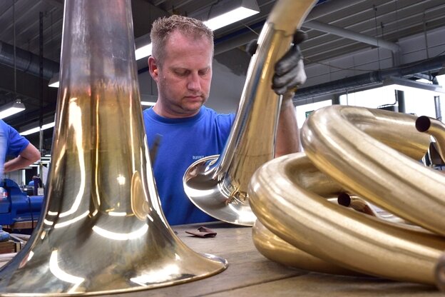Der Klang der Hörner - Instrumentenbauer Michael Kaminski bei der Arbeit an einem Tenorhorn.