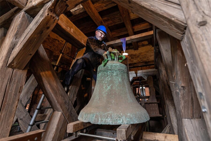 Der Klang kehrt zurück: Peniger Kirchenglocken läuten wieder - Nach wochenlanger Reparatur der Glocken und Neuanfertigung der Klöppel erklingen die Glocken in Penig wieder.