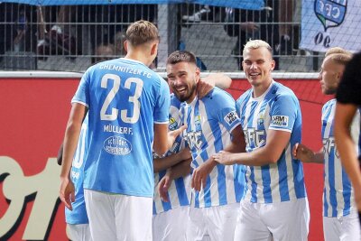 Der Knoten ist geplatzt: Chemnitzer FC holt ersten Saisonsieg - Nils Erlbeck (Mitte) wird für seinen entscheidenden Treffer zum 1:0 gefeiert.