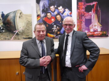Der Kosmonaut, der am Boden blieb - Eberhard Köllner (li.) war als Ehrengast zur Ausstellungseröffnung in Mittweida von Raumfahrtmuseums-Inhaber Tassilo Römisch eingeladen worden. 