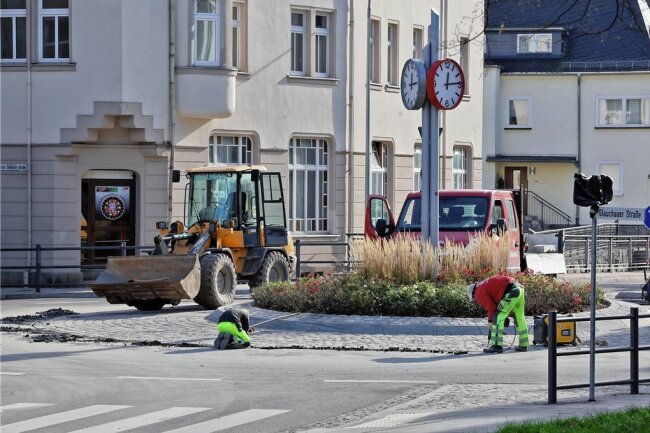 Der Kreisverkehr in Lichtenstein wird repariert - Eine Baufirma arbeitet derzeit an den Borden zwischen innerem Pflasterring und äußerem Asphaltbelag am Kreisel in Lichtenstein. 