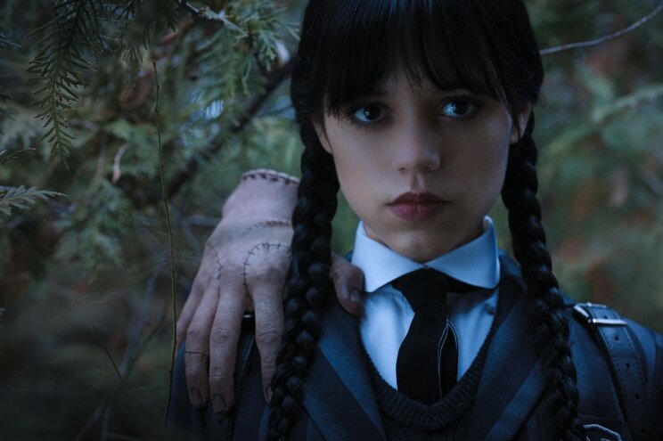 Der Kult um "Wednesday" auf Netflix: Tanz der Außenseiter - Mit eiskaltem Händchen: Jenna Ortega als Wednesday Addams.