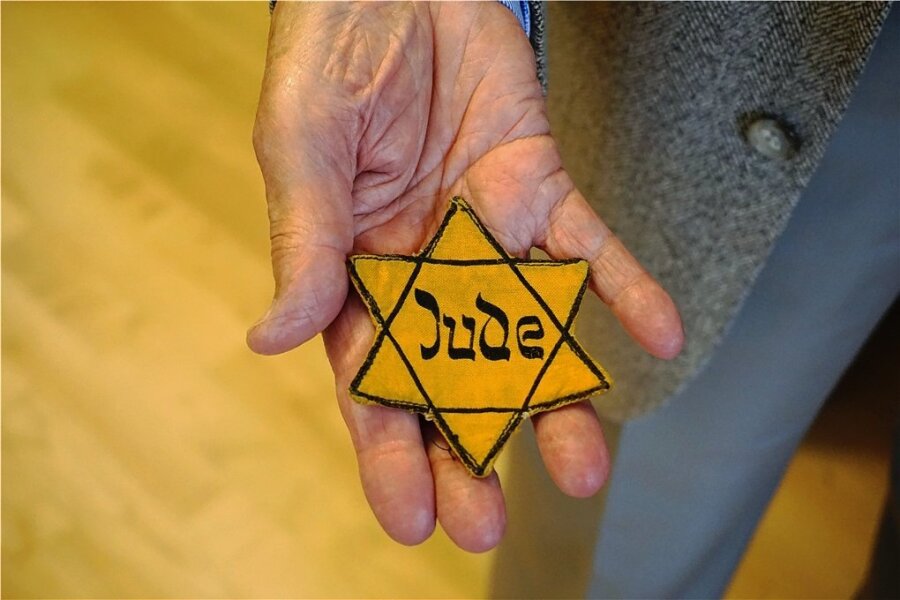 Ein "Judenstern" in der Hand von Hanuš Hron. Dies ist eines der wenigen Dinge aus seiner KZ-Zeit in Theresienstadt, die der ehemalige Häftling sich aufgehoben hat. 