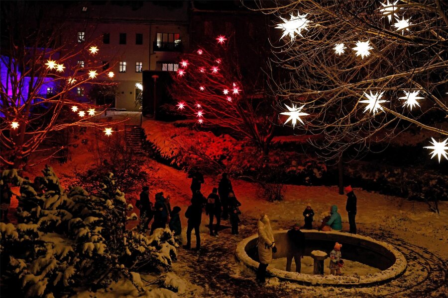 Der „Lange Donnerstag“ findet unter Sternen im Hohenstein-Ernstthaler Stadtgarten statt - Der „Lange Donnerstag“ steigt diesmal im Stadtgarten, wo derzeit Herrnhuter Sterne in den Bäumen leuchten.