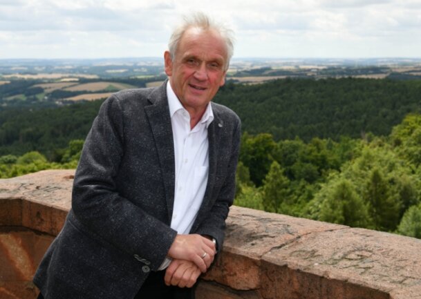 Der letzte Hosenträger-Freak von Brüssel - Dr. Peter Jahr auf dem Rochlitzer Berg. Seine Hosenträger versteckt er bei offiziellen Terminen unter dem Jackett.
