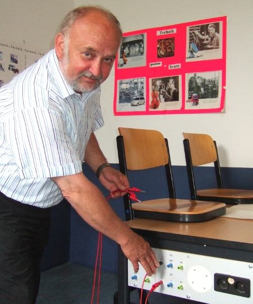 Der letzte Mohikaner geht - 
              <p class="artikelinhalt">Helmut Arndt zieht zum letzten Mal die Kabel aus der Lehrvorrichtung. Der 63-Jährige geht nach 39 Jahren als Lehrer in Rente. </p>
            