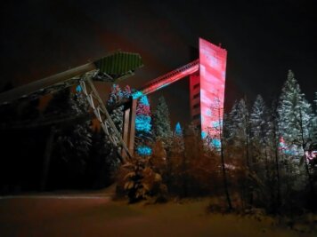 Der Leucht-Turm von Johanngeorgenstadt: Erzgebirgsschanze strahlt zum dritten Advent - Fünf Stunden lang wurde die Erzgebirgsschanze beleuchtet