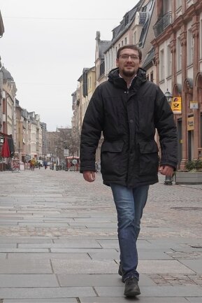 Der liberale Polit-Tüftler: FDP-Landratskandidat Raphael Roch - Raphael Roch in der Zwickauer Innenstadt: Er kommt aus Pirna, ist jetzt bei VW und greift nach dem höchsten politischen Amt im Landkreis. 