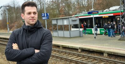 Der Lichtenauer Botschafter in Berlin - Philipp Hartewig steht auf dem Bahnhof Oberlichtenau. Von dort ging es für ihn nach Chemnitz, Mittweida und in die Welt. 
