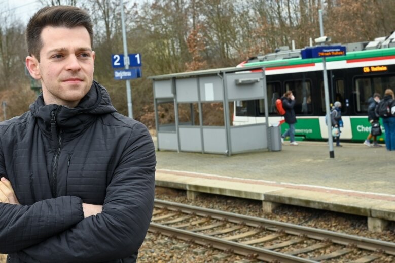 Philipp Hartewig steht auf dem Bahnhof Oberlichtenau. Von dort ging es für ihn nach Chemnitz, Mittweida und in die Welt. 