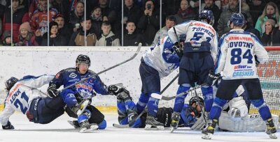 Der Ligaprimus strauchelt - Turbulent und kämpferisch ging es im ersten Finalspiel in der Eishockey-Regionalliga Ost zu. Schönheide zog den Kürzeren. 