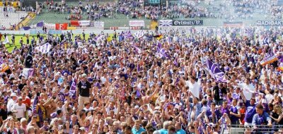 Der lila-weiße Traum wird wahr - Das Wunder ist da: Als die Partie am 1. Juni 2003 im Dresdner Rudolf-Harbig-Stadion abgepfiffen worden war, feierten tausende Veilchen-Fans unten auf dem Rasen den Aufstieg in die 2. Fußball-Bundesliga. Und zwar schon einen Spieltag vor dem Saisonende in der Regionalliga Nord. 