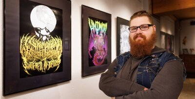 Der malende Metal-Musiker - Dan Aschermann drückt sich nicht nur musikalisch, sondern auch zeichnerisch aus. In der Alten Brauerei hat er vor Kurzem einen Teil seiner Bilder ausgestellt und auch schon die ersten Käufer gefunden. 