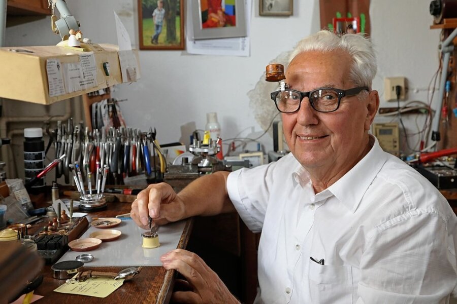 Der Mann, der 30.000 Uhren wieder flott gemacht hat - Helmut Gnauck hilft immer noch in der Werkstatt des Familienbetriebes an der Marienstraße in der Meerane. Zudem engagiert sich der 79-Jährige in der Kreishandwerkerschaft und im Feuerwehrverein.