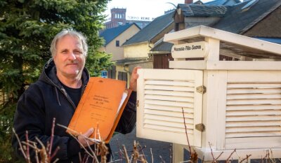 Der Mann, der Buch führt über Wolken und Regen - Mathias Schreiber (64) mit seiner Sammlung historischer Dokumente zur Wetterbeobachtung in Flöha an seiner eigenen Wetterstation. 