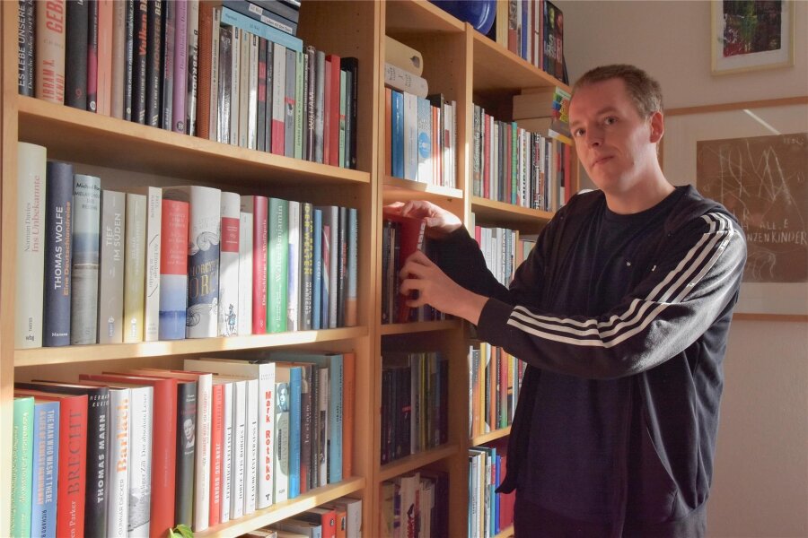 Der Mann, der für Chemnitz ein Literaturfestival plant - Thoralf Kuhnt an einem seiner vielen Bücherregale in seiner Wohnung.