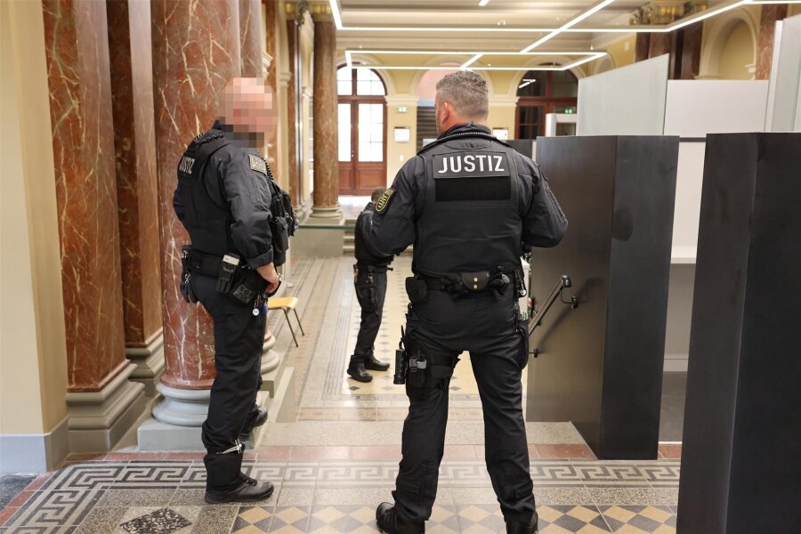 Der Mann, der seine Frau mit elf Messerstichen getötet hat: "Nach dem Mord brauchte ich frische Luft" - Der Mordprozess am Landgericht Zwickau findet unter erhöhten Sicherheitsvorkehrungen statt.