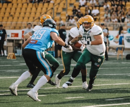 Der Mann für die Drecksarbeit - Bis hierhin und nicht weiter: Robert Kahlke (r.) hat nicht nur die Aufgabe, seinen Quarterback zu beschützen. Im Spiel bei den Panthers Wroclaw blockt er den Weg für seinen Runningback frei. 
