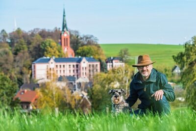 Der Mann mit Hund und Hut will Bürgermeister von Hohndorf werden - So kennen ihn viele Hohndorfer: mit Hund und Hut. Seine tägliche Runde mit Schnauzer Kimbo führt Lutz Rosenlöcher meist an diesem Platz vorbei, der "die Schönheit des Ortes zeigt", wie er sagt. 