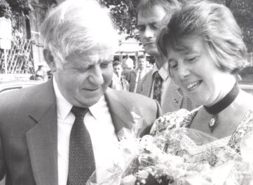 Kurt Biedenkopf mit Eva Maria Schönfeld 1994 bei einem Besuch in Schwarzenberg. 