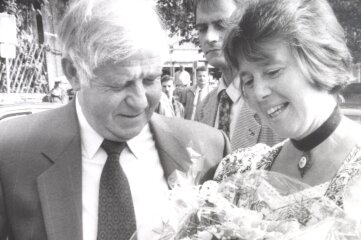 "Der Mann war ein Glücksfall für Sachsen" - Kurt Biedenkopf mit Eva Maria Schönfeld 1994 bei einem Besuch in Schwarzenberg. 
