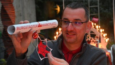 "Der Marktplatz ist ein Erfolgsrezept" - Felix Möbius betreibt das Portal "Burgstädter Marktplatz" und zeigt den Weihnachtsbrief für Kunden. 