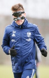 Der Maskenmann wartet auf sein erstes Heimtor - CFC-Stürmer Florian Hansch trainiert derzeit mit Gesichtsmaske.