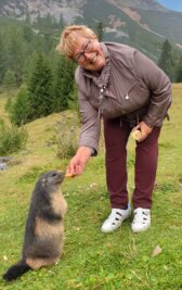 Der Miskus lässt sie nicht los - Auf der Bachelalm zwischen Raumsau, Filzmoos und Dachstein in Österreich fand Regina Herberger im vergangenen September neue Freunde. Sie wurde hier von Murmeltieren begrüßt. 