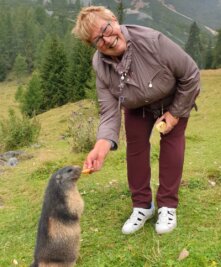 Der Miskus lässt sie nicht los - Auf der Bachlalm zwischen Raumsau, Filzmoos und Dachstein in Österreich fand Regina Herberger im vergangenen September neue Freunde. Sie wurde hier von Murmeltieren begrüßt. Eins ließ sich sogar füttern. 