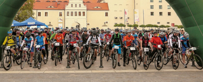  139 Fahrer gingen am Samstagnachmittag an den Start des Fahrrad-Zickzack auf dem Schlossplatz. 