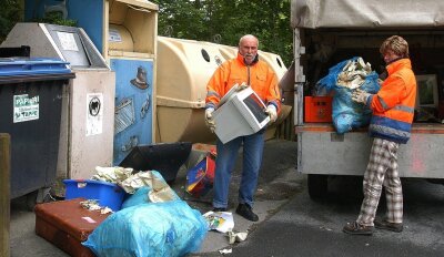 Gerhard Eusewig und Kathrin Grund bei der Müllbeseitigung