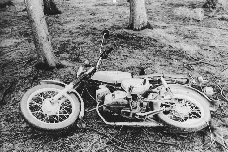 Das Moped S 51 von Heike Wunderlich, wie es die Polizei am 10. April 1987 am Tatort fand. 