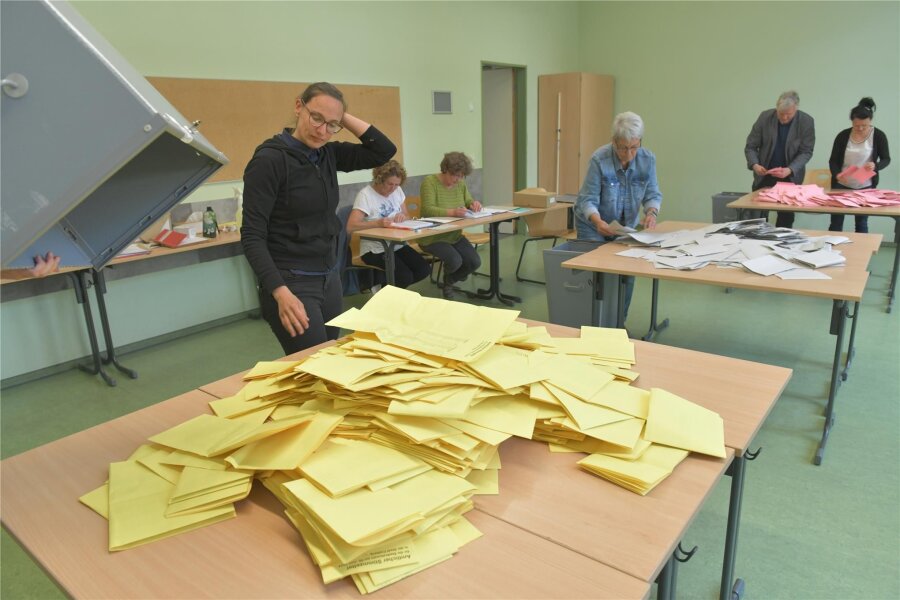 Der Morgen nach der Wahl in und um Freiberg: Europawahl und Kreistag in Mittelsachsen stehen fest - Kurz nach 18 Uhr am Sonntag begann auch im Wahllokal in der Zetkin-Schule Freiberg die Auszählung der Stimmen.