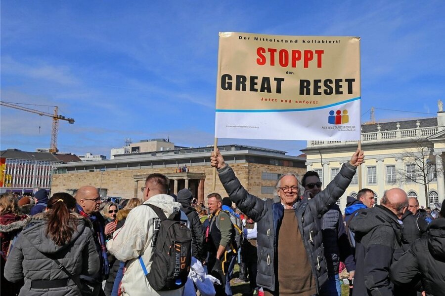 Demonstranten in diesem Frühjahr, die in Kassel gegen den "Great Reset" auf die Straße gehen. Sie befürchten, dass politische Eliten sowie einflussreiche Milliardäre den Plan verfolgten, die Weltherrschaft an sich zu reißen. Dazu, so die Verschwörungstheorie, hätten sie auch die Coronapandemie herbeigeführt. 