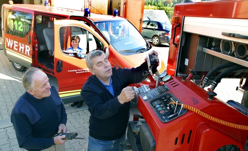 "Der Nachwuchs kommt von sich aus zu uns" - Manfred Glöß (rechts) und Kurt Irmscher unterhalten sich über die Technik am Gerätewagen der Dittmannsdorfer Feuerwehr. 