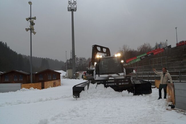Vorbereitung im Regen: In der Vogtland-Arena wird die Laufstrecke für die nächsten Wettkämpfe präpariert.